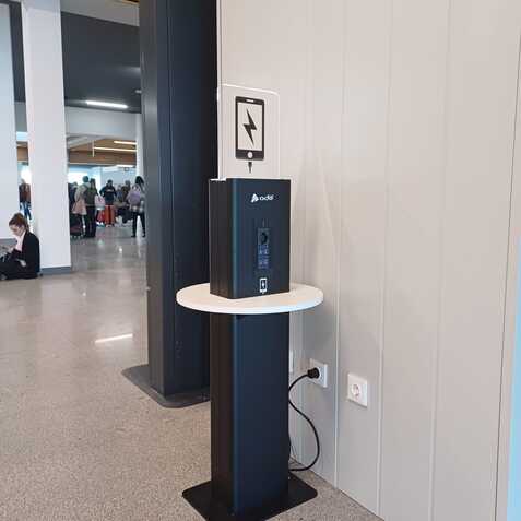 totem de carga autoportante para la carga de dispositivos electronicos