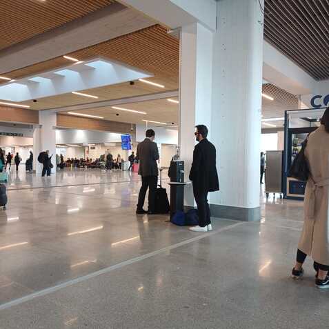 modulo totem de carga de dispositivos para zonas de espera en estaciones aeropuertos salas de espera